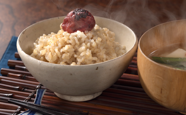 玄米と梅干しの写真