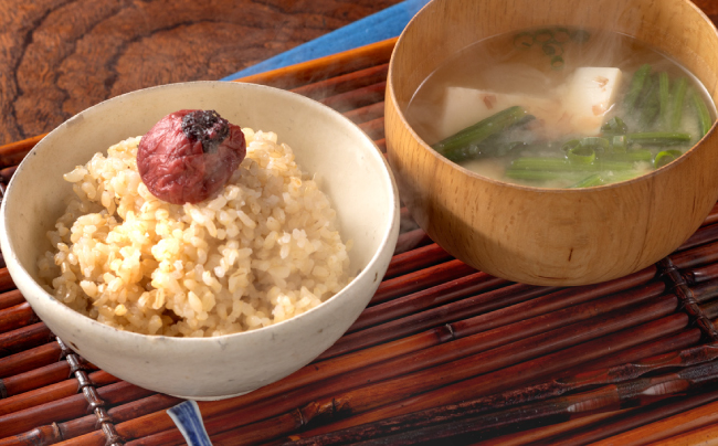 玄米と梅干し写真